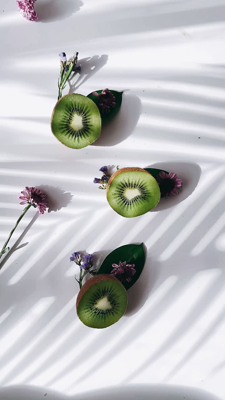 kiwi y arreglo de flores