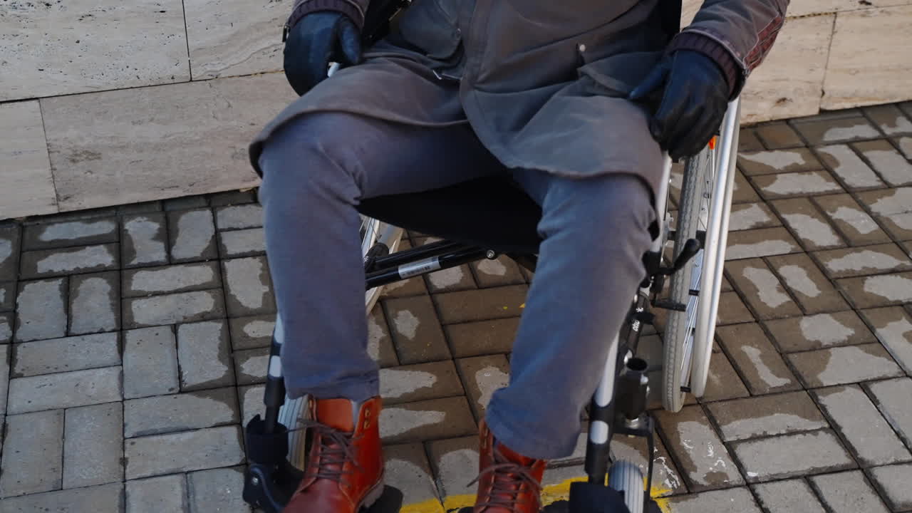 persona en silla de ruedas en la acera