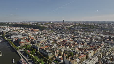 Praga-Chequia-Vuelo-Aéreo-Con-Drones-V48-Sobre-El-Río-Vltava-Capturando-El-Paisaje-Urbano-A-Través-De-Los-Barrios-De-Karlin,-Zizkov,-Florenc,-Vinohrady-Y-New-Town-En-Un-Día-Soleado---Filmado-Con-Mavic-3-Cine---Noviembre-De-2022