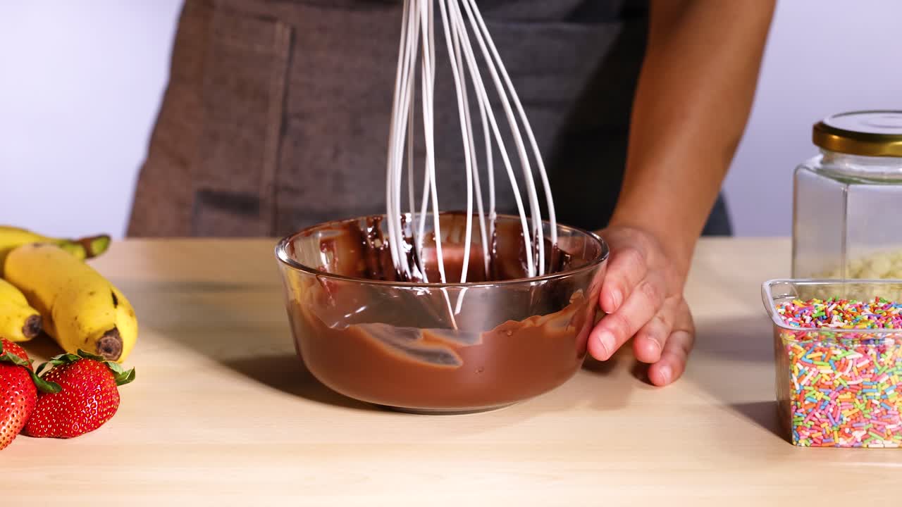 mezclar chocolate con batido, frutas y salpicaduras