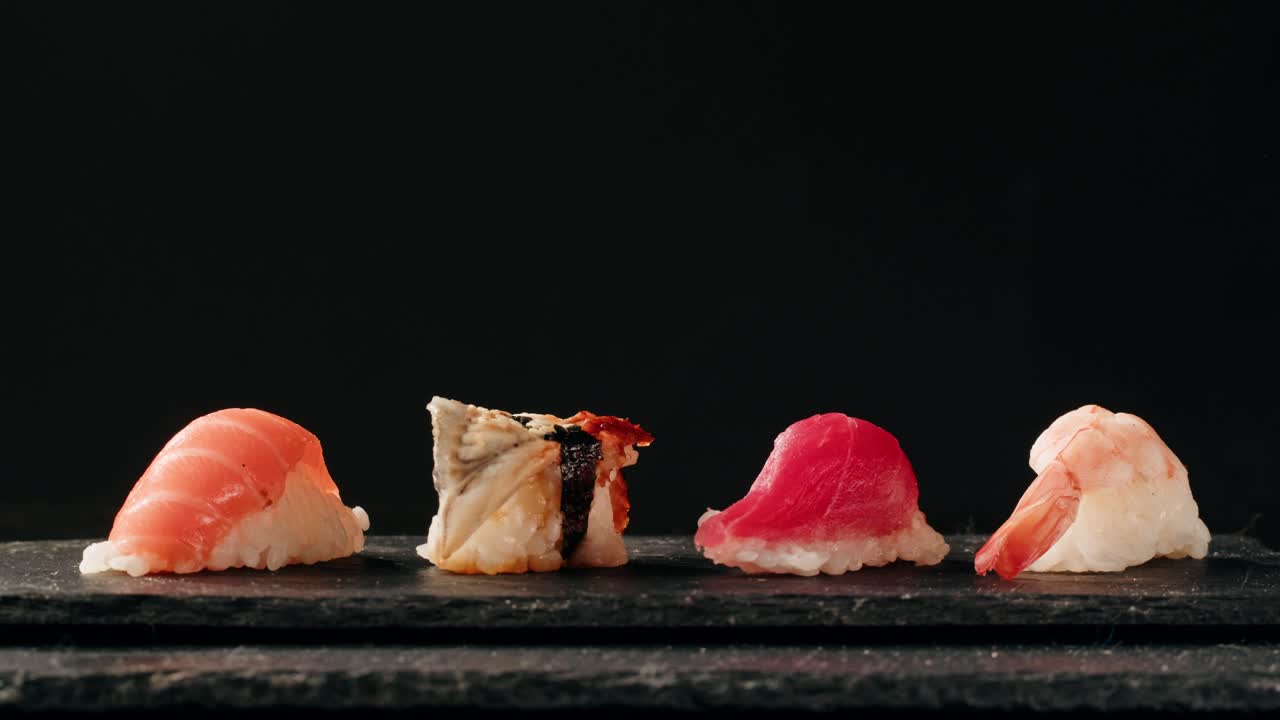Piatto di sashimi, ristorante giapponese, fette fresche di tonno e salmone in un locale moderno, cibo tradizionale, piatto di pesce rosso crudo, omega 3