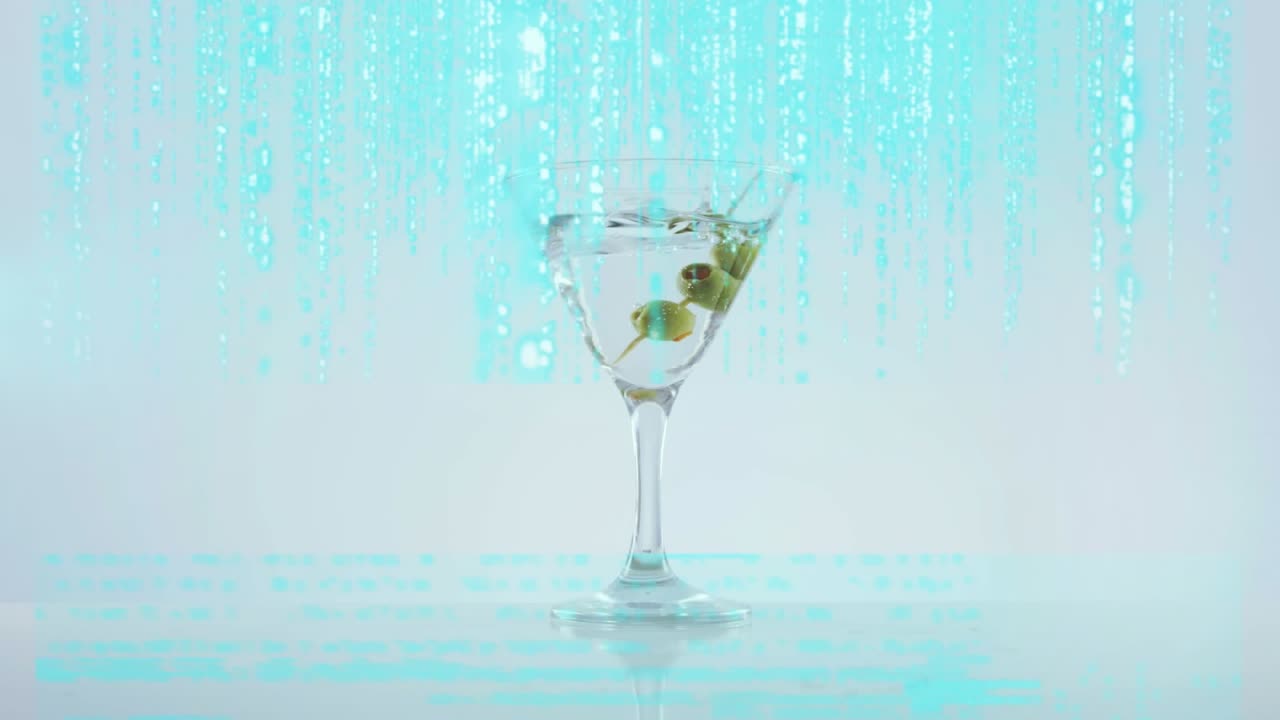 Animazione di elaborazione dati su una bevanda con olive su sfondo bianco.