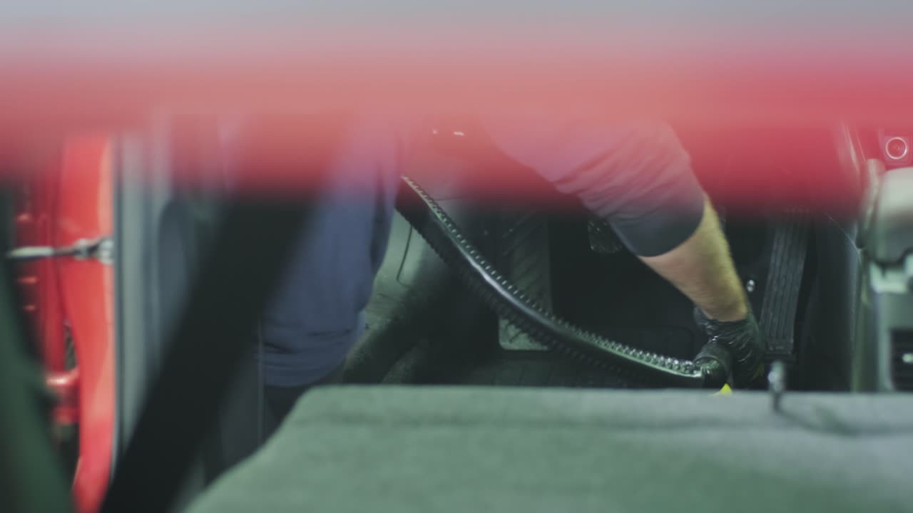 전문적인 자동차 청소: 샤워, 인테리어 디테일링, 차 내부 건조 청소 및 디테일, 차체 및 좌석의 깊은 청소, 자동차 세탁에서 거품을 는, 먼지에서 자동차 패널을 청소, 진공청소기