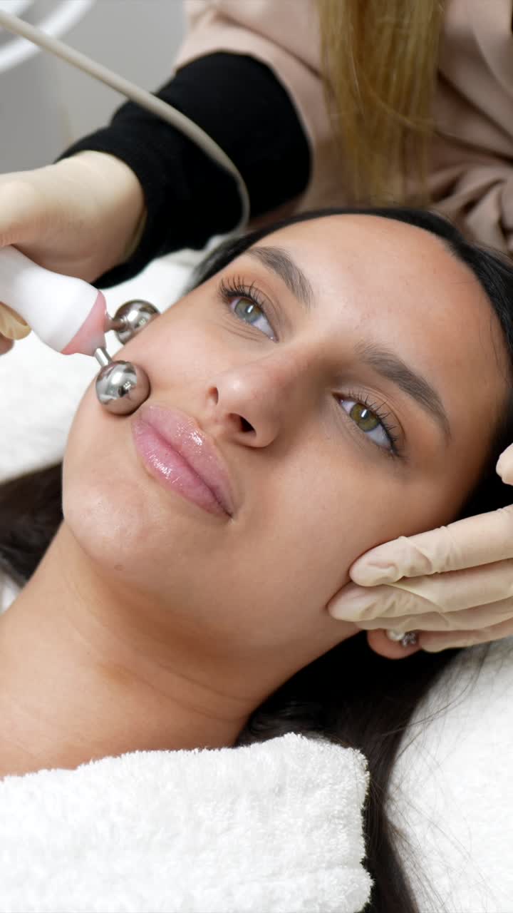 Giovane donna che riceve un trattamento viso professionale in una clinica estetica