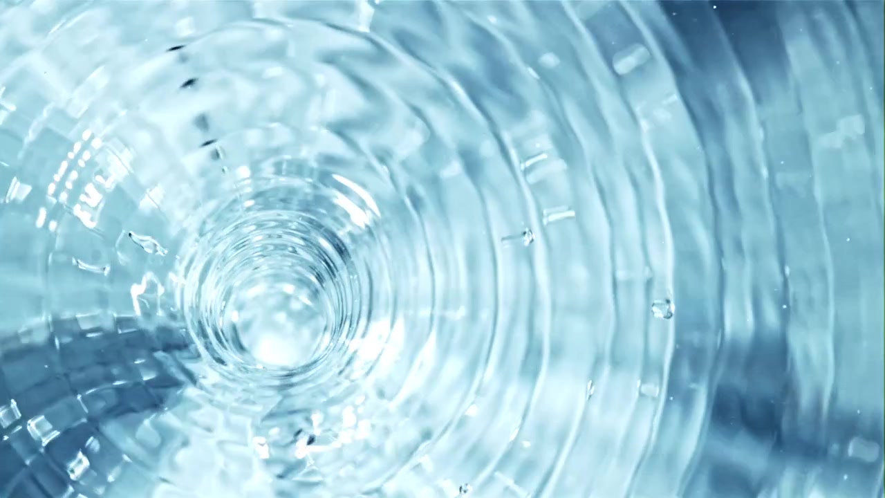 排水溝に渦を巻いて流れ落ちる澄んだ青い水。