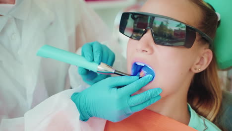 dentista que realiza un procedimiento dental