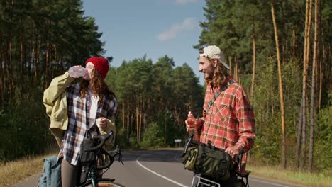 una pareja disfrutando de un descanso en un recorrido en bicicleta
