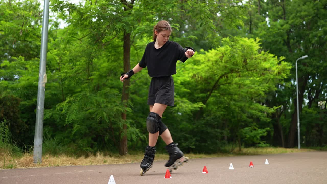 una adolescente practicando patinaje sobre ruedas