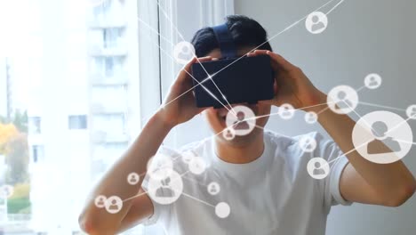 animación de la red de conexiones con iconos sobre el hombre que usa auriculares vr