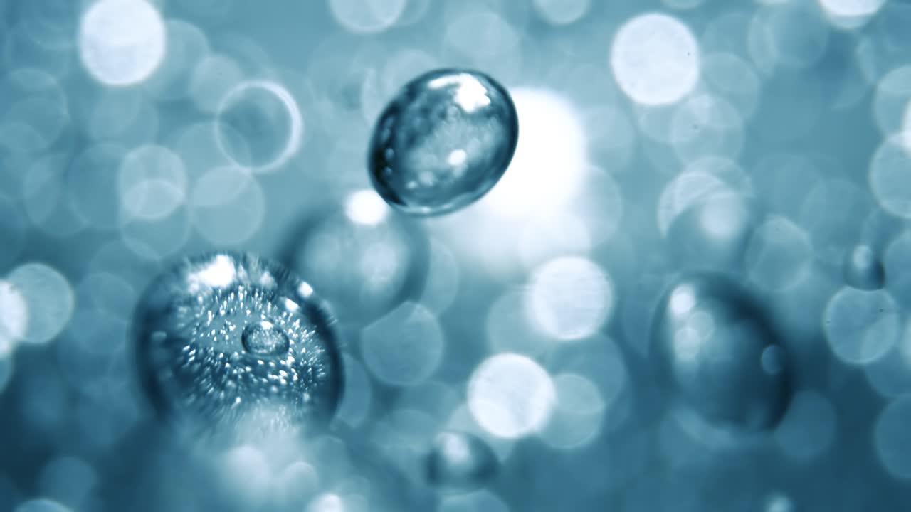 파란 물에 많은 물 거품이 가 ⁇ 게, 느린 움직임의 거품과 함께 추상적인 물 파동.