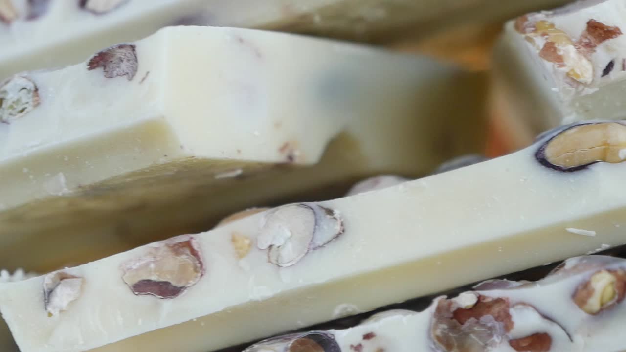 primer plano de barras de chocolate blanco apiladas con nueces