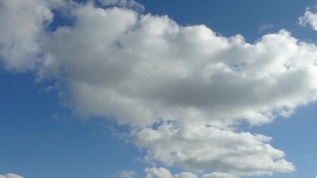 빛과 푸른 하늘에서 움직이는 구름의 놀라운 시간 경과.