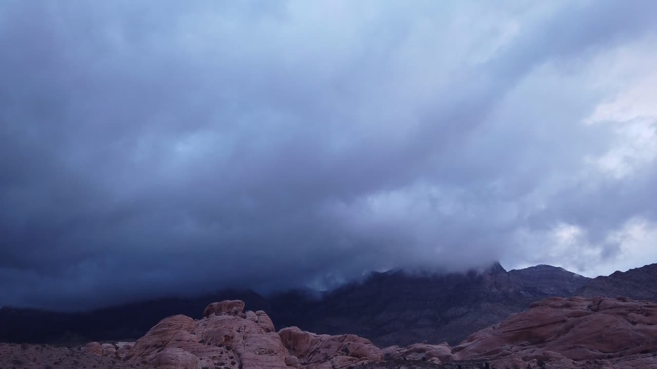 레드 록 캐니언 (las vegas) 의 두꺼운 극적인 구름을 가로질러 촬영된 발 패닝.
