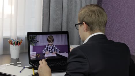 el maestro hace una llamada de video en la computadora portátil con los niños del alumno. educación a distancia