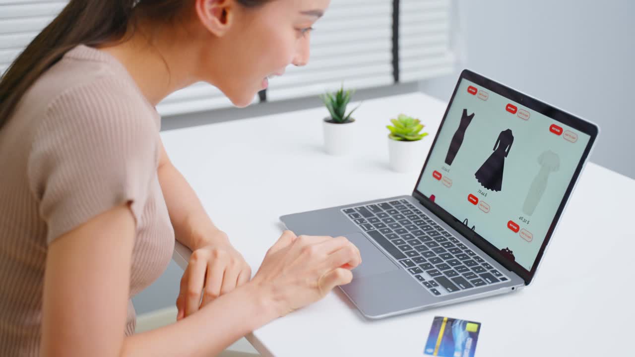 아시아 젊은 여성은 쇼핑을 위해 노트북 컴퓨터를 사용합니다. 제품을 온라인에서 판매합니다. 매력적인 아름다운 소녀는 신용카드를 손에 들고 스마트폰에서 웹 사이트에서 상품을 구매하고 구매합니다. 전자 상거래 개념.