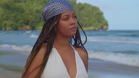 gesichts nahaufnahme einer jungen frau mit blick auf das meer auf einer tropischen karibikinsel