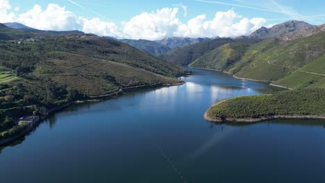 포르투갈 북부의 페네다 게레스 국립공원 (pena gerais national park) 에 있는 호수.