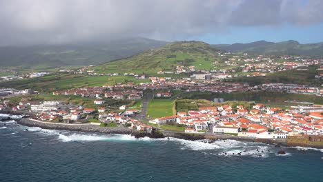 Isla-Faial-Estableciendo-Toma-Aérea-De-Horta,-Día-Nublado-Y-Ventoso,-Océano-Atlántico