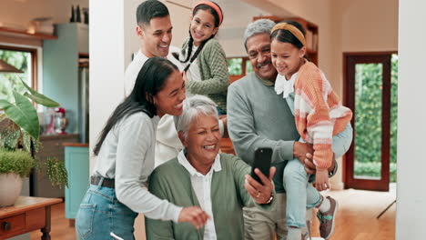 Selfie,-Videollamada-Y-Una-Gran-Familia-Riendo