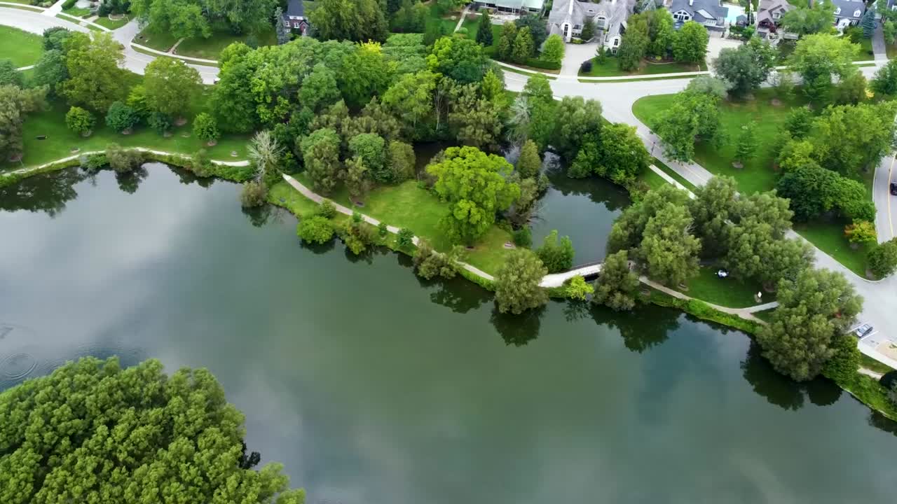 vista aérea de drones del lago victoria en stratford, ontario