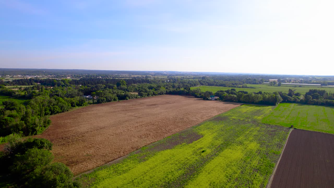 fotografía aérea de un campo de trigo de un agricultor en bernes, francia