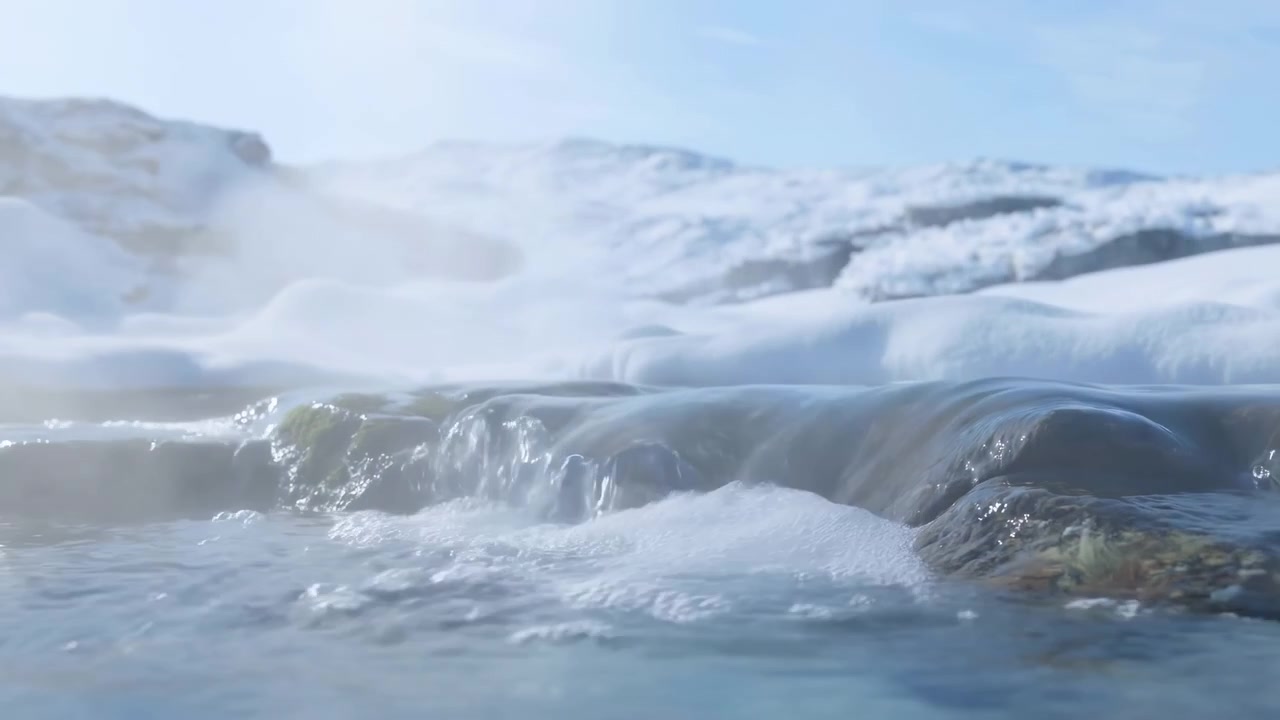 浅い屋外の小川で、透明な水が暗い岩の上を素早く流れ、白い泡、さざ波、そして水面に明るい日光の反射を生み出している。