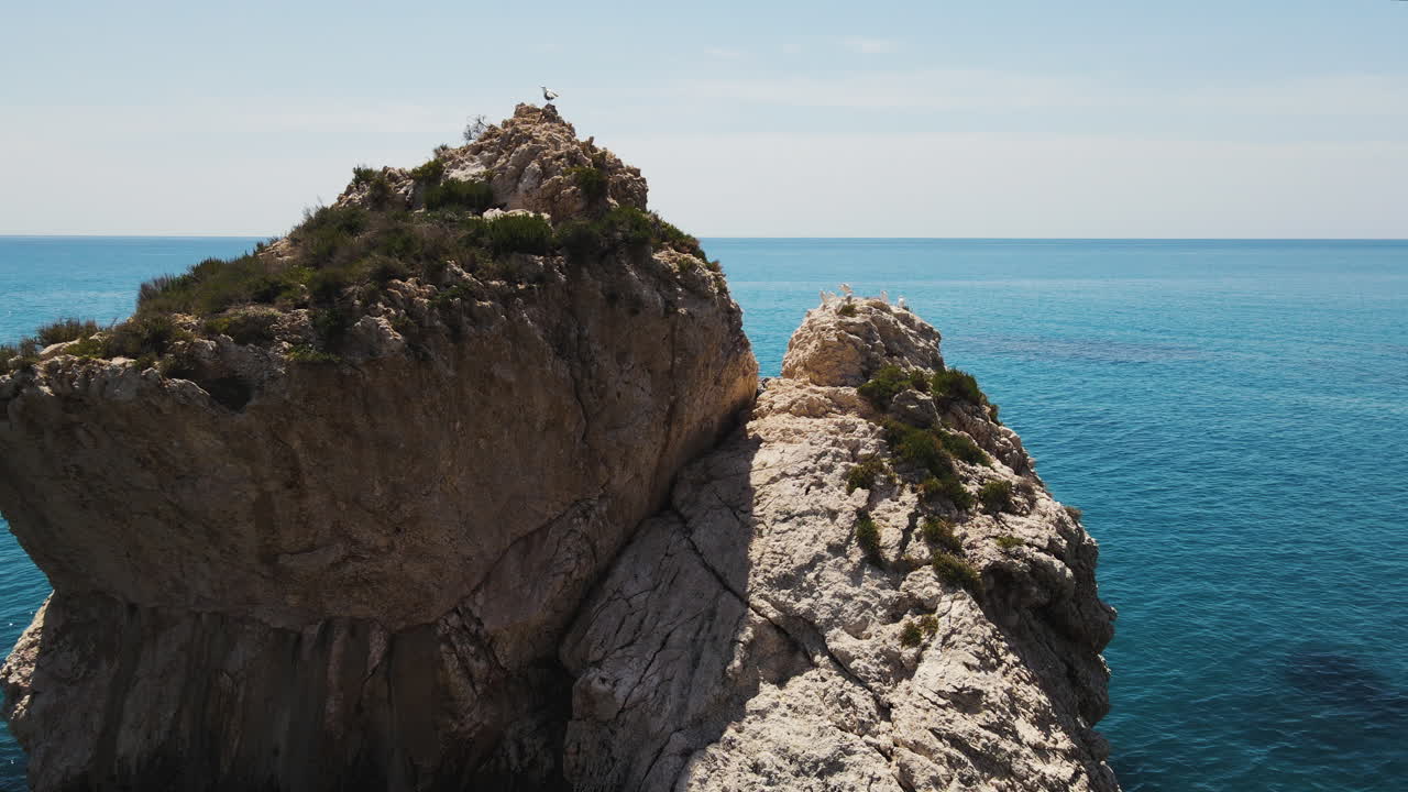 volando hacia petra tou romiou, lugar de nacimiento de afrodita, besada por el sol, paphos, chipre, antena
