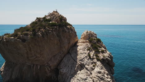 Auf-Dem-Weg-Zum-Sonnenverwöhnten-Geburtsort-Der-Aphrodite,-Petra-Tou-Romiou,-Paphos,-Zypern,-Aus-Der-Luft