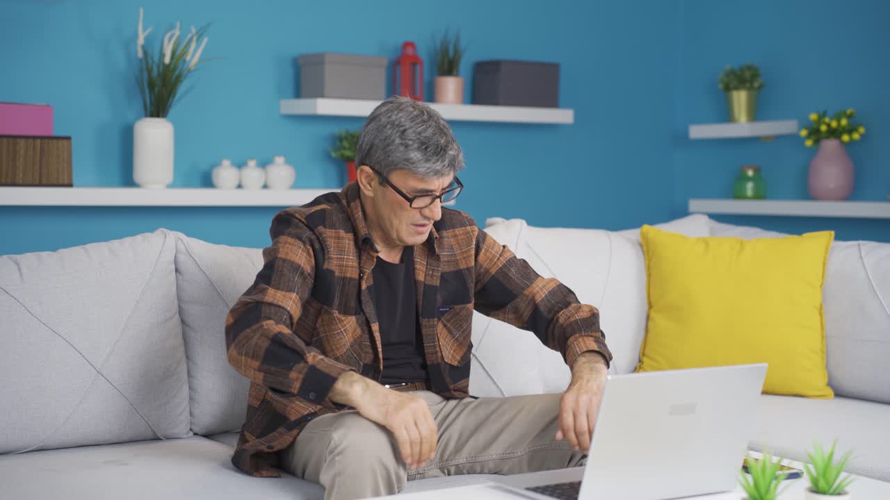 el viejo que mira los periódicos se entristece.