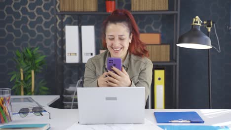 mujer de negocios feliz usando el teléfono riendo.