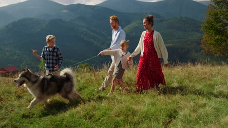 Familienhund-Verbringt-Urlaub-In-Den-Sommerbergen.-Eltern-Mit-Kindern,-Die-Mit-Haustier-Spazieren-Gehen.