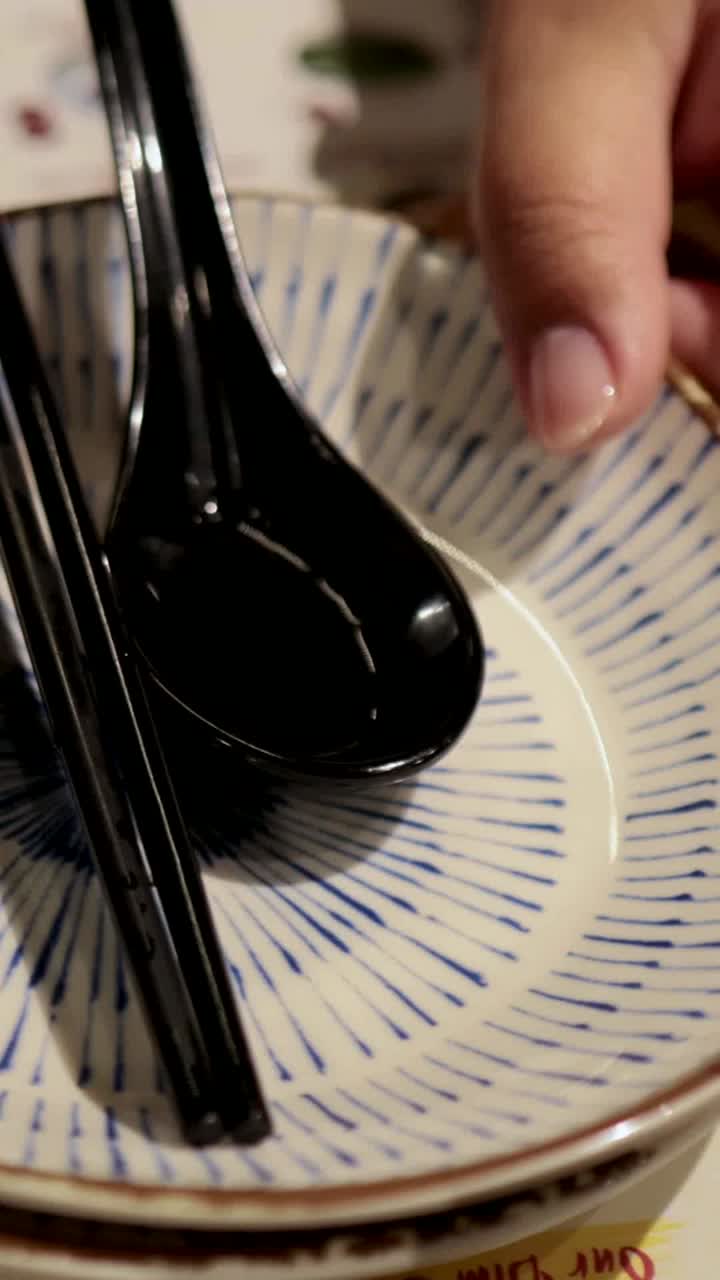 escenario de comedor con palillos y cucharas