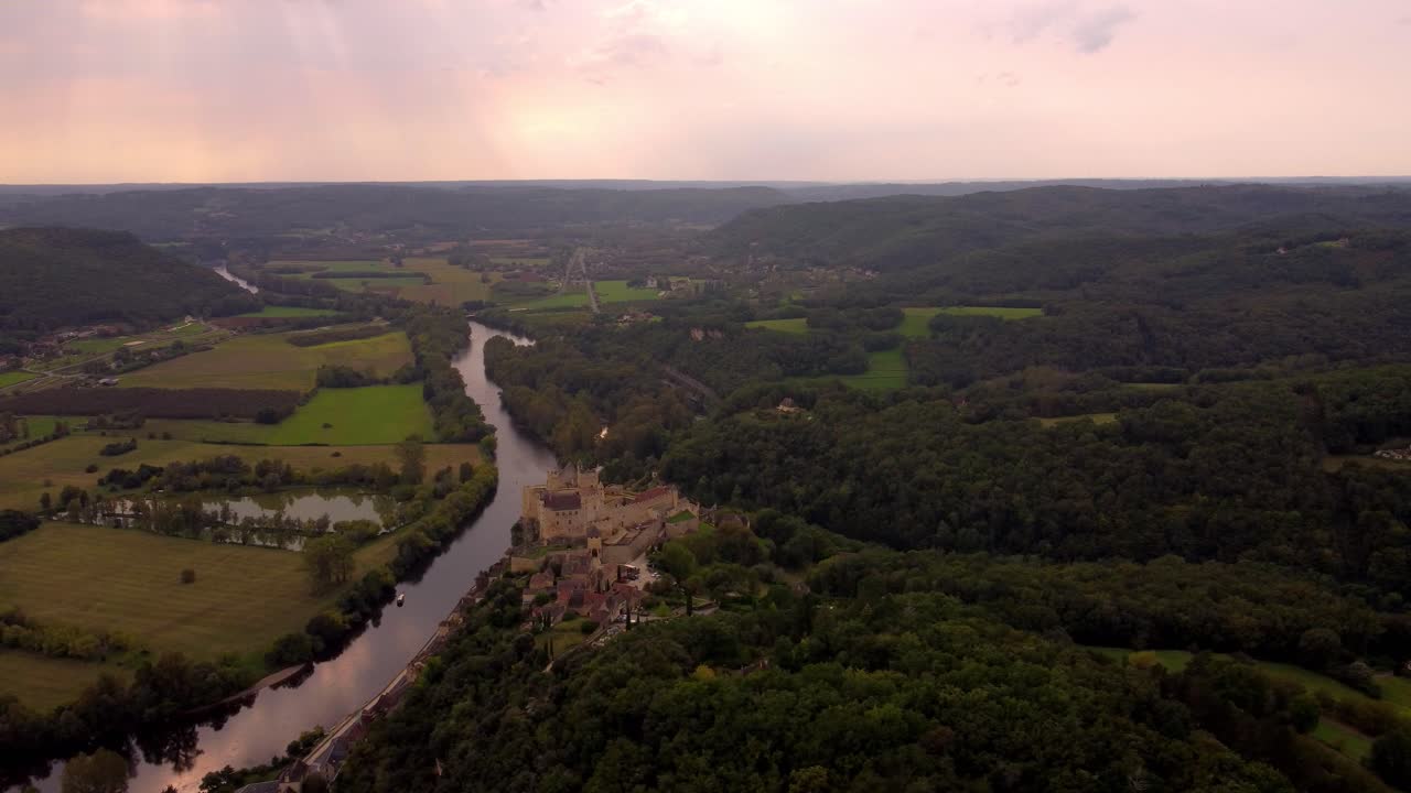 Veduta aerea del piccolo villaggio medievale in pietra di Beynac-et-Cazenac, Francia, sito storico nella foresta della Dordogna al tramonto.