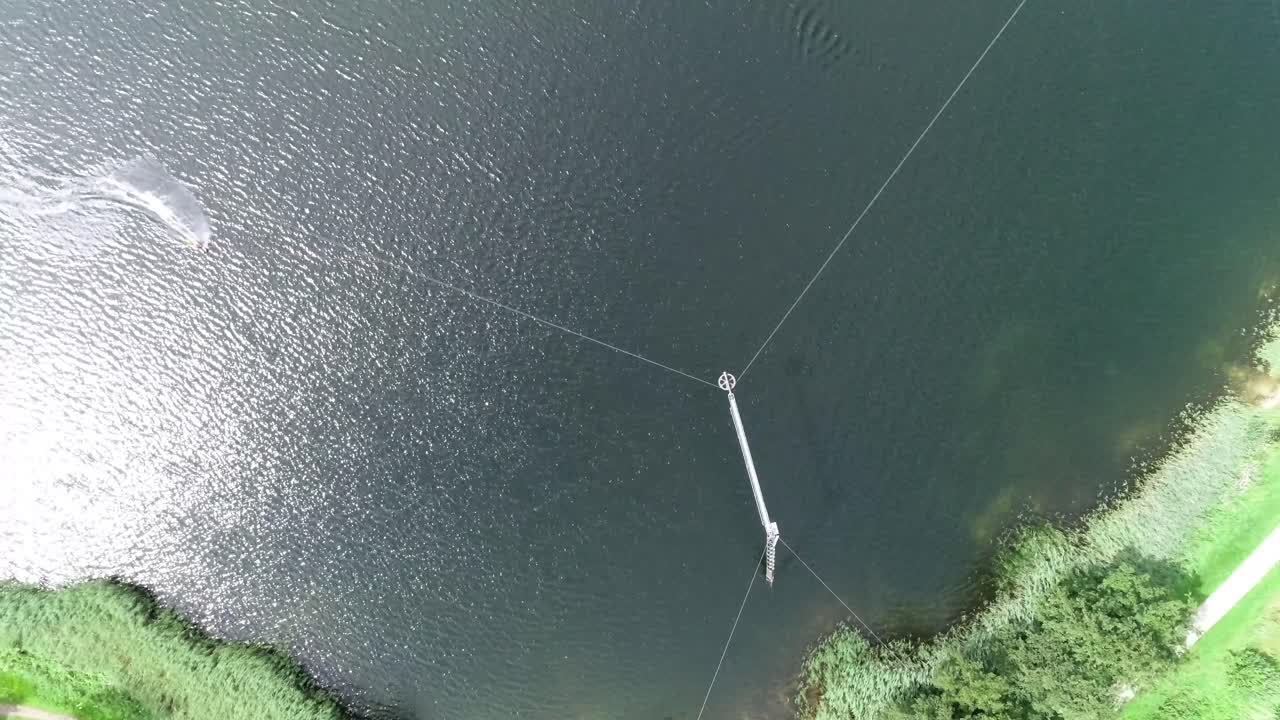 호수 에서 웨이크 보드 를 하는 사람 의 공중 드론  ⁇