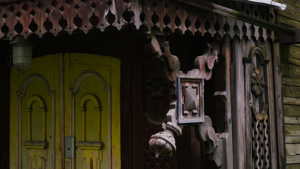 장식 된 나무 집 외관