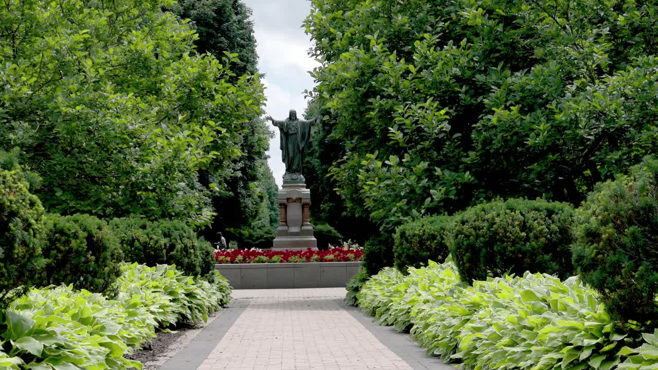 el sagrado corazón de jesús estatua en el campus de la universidad de notre dame en south bend, indiana con video de primer plano estable