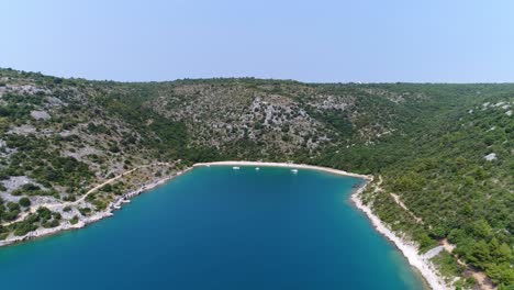 Agua-Azul-Natural-Bahía-Playa-Costa-Escénica-Aérea-Sobre-Rakalj-Pula-Mar-Croacia,-Concepto-De-Viajes-Y-Turismo-En-Vibraciones-Croatas-De-Verano