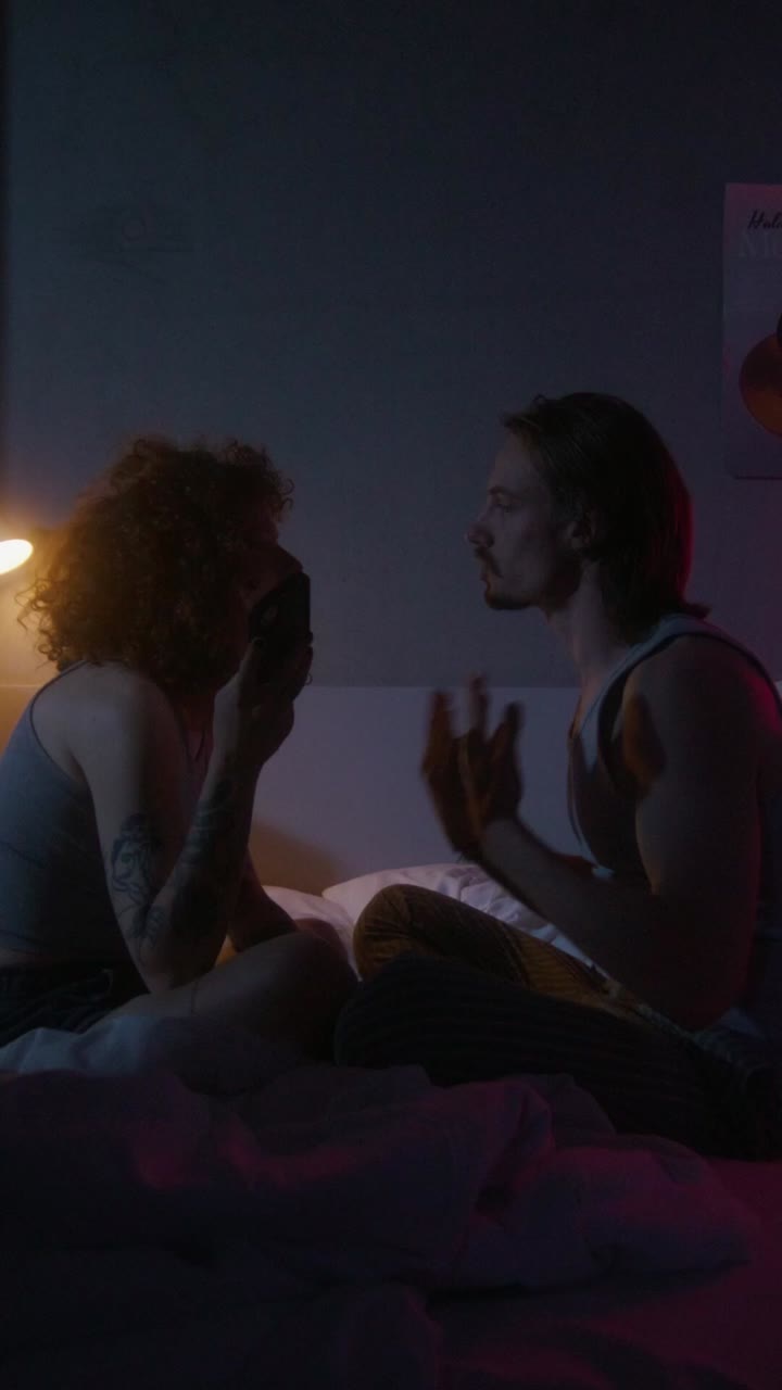 침대에서 논쟁하는 커플