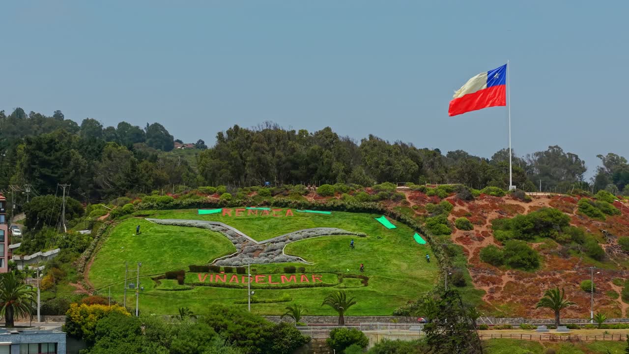 Riprese aeree delle colline di Reñaca con le lettere del nome della città e la bandiera cilena a Viña del Mar, Cile.