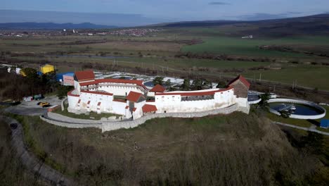 Vista-Aérea-De-La-Fortaleza-Restaurada-De-Feldioara---Marienburg-Cerca-De-La-Planta-De-Tratamiento-De-Aguas-Residuales-En-Brasov,-Rumania