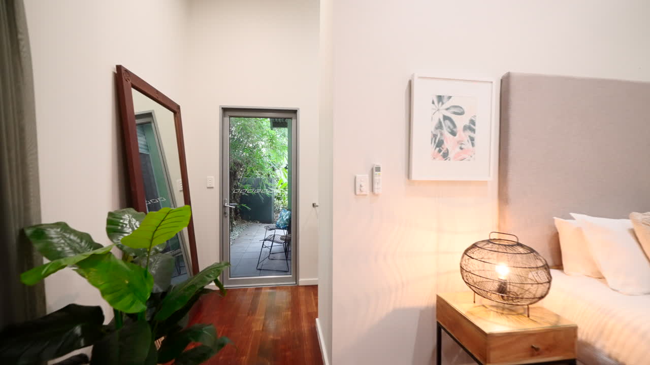 명실상부한 열대 주택 인테리어 완벽하게 무대화 된 로브 옷장과 멋진 럭셔리 우아한 스타일의 객실 화장실