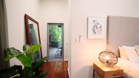 prestigioso interior de la casa tropical completamente escenificado con un armario de túnica y baño en el estilo elegante de lujo elegante