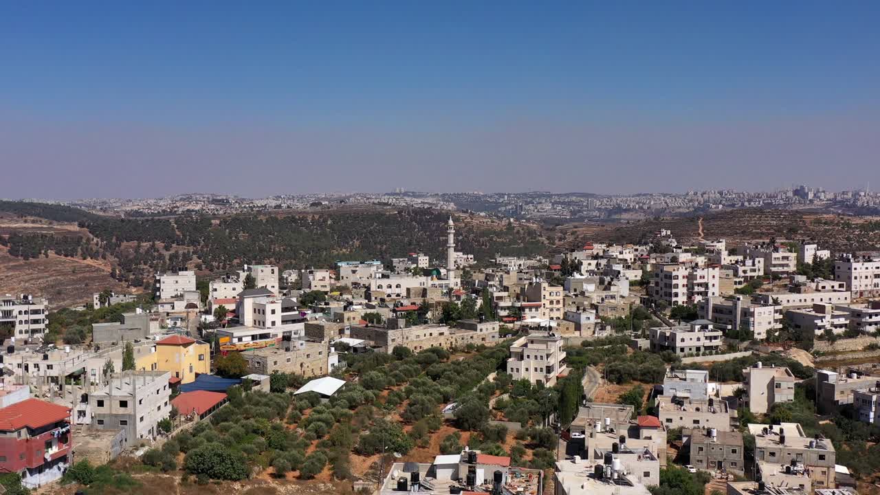 aldea palestina de beit surik con la ciudad de jerusalén en el fondo