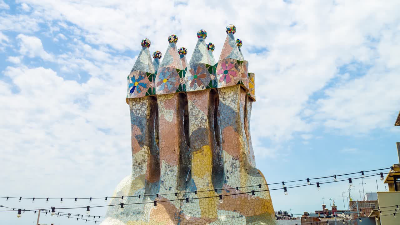 красочные дымоходы гауди