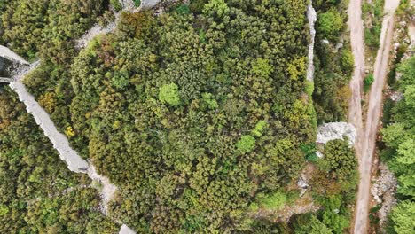 Vista-Aérea-De-Las-Ruinas-Del-Antiguo-Castillo-Romano-De-Kadrema-Ubicado-En-El-Pueblo-De-Gedelme-Y-La-Cresta-De-La-Montaña-Al-Fondo