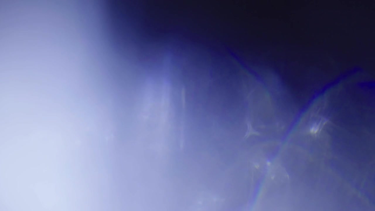 Fughe di luce blu astratte su sfondo scuro