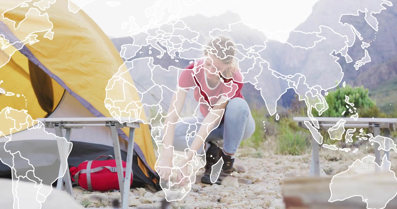 Donna che entra nella tenda e la fissa con picchetto e tirante, con una sovrapposizione di mappa che evidenzia il viaggio