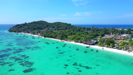 los barcos de cola larga de la playa en el agua turquesa