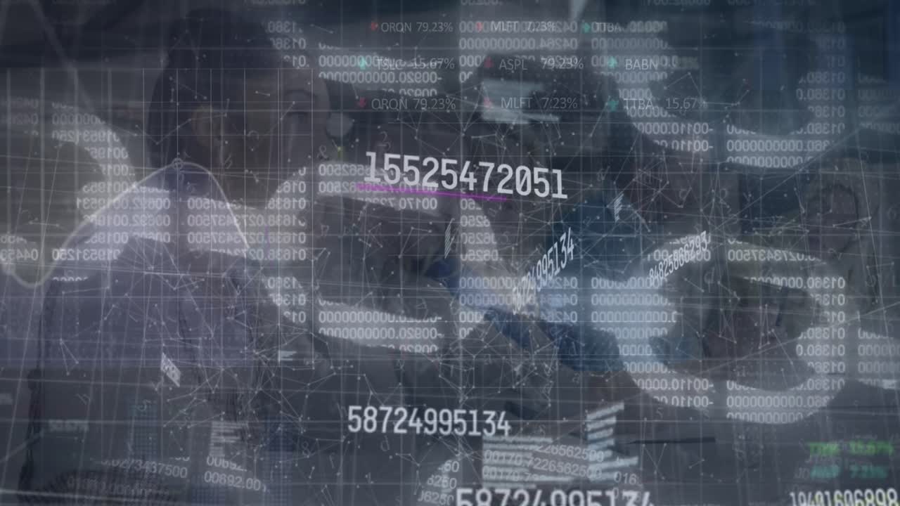 animación de la red de conexiones y procesamiento de datos sobre diversas personas de negocios en la oficina