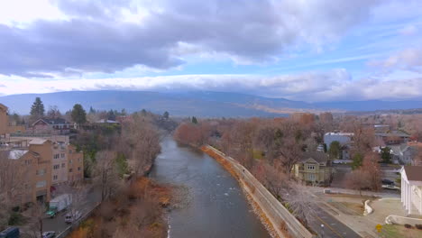 內華達州雷諾 (reno) 的卡車河 (truckee river) 的空中圖片,